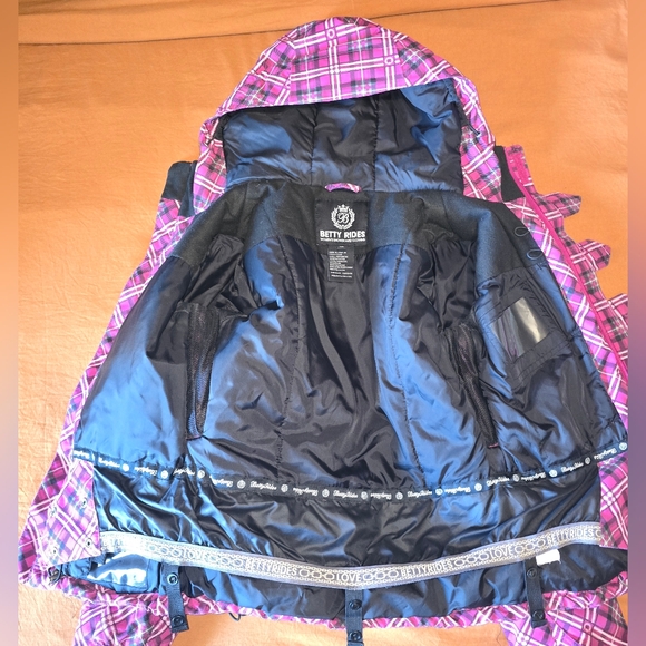 Betty Rides Snowboard Coat - Picture 3 of 6